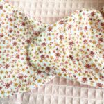 bavoir pour senior forESTIME Flore imprimé rose poudre zoom dos attaches aimantées