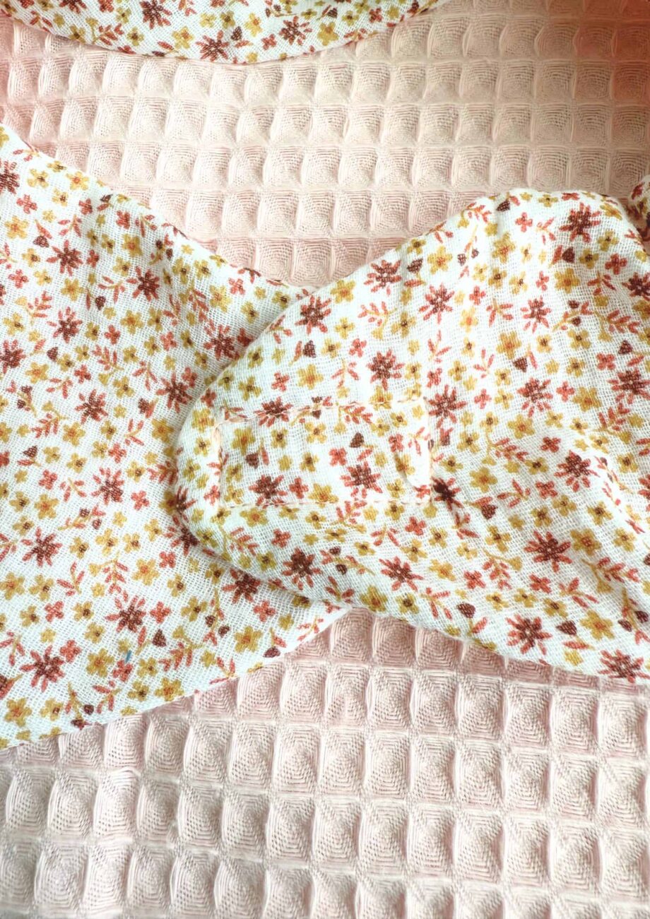 bavoir pour senior forESTIME Flore imprimé rose poudre zoom dos attaches aimantées