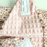 Bavoir adulte forestime imprimé fleur rose poudré fermeture double aimants
