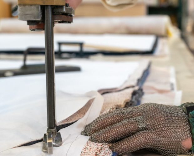 découpe des vêtements pour seniors forestime fabriqués en France