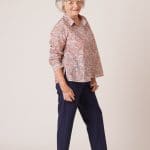 Chemisier en coton pour personnes âgées Charlotte fleurs roses sur pantalon pauline marine