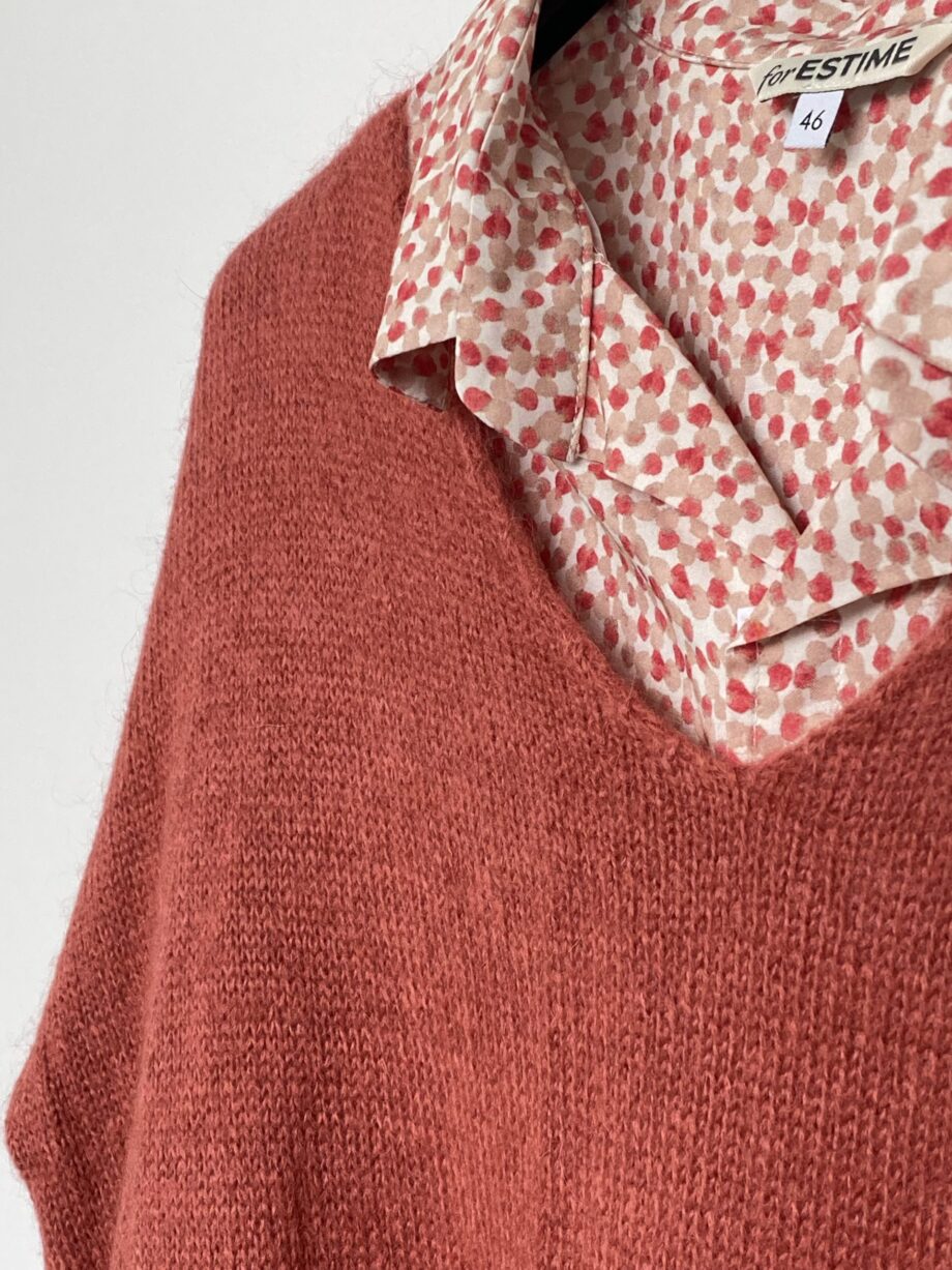 Pull col V rose saumoné en maille doux