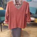 Silhouette exemple tenue pull col v Paula en maille tout doux