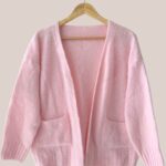 Gilet Gaelle de coloris rose poudré idéal pour femme senior. Sans boutons et manches longues - forESTIME