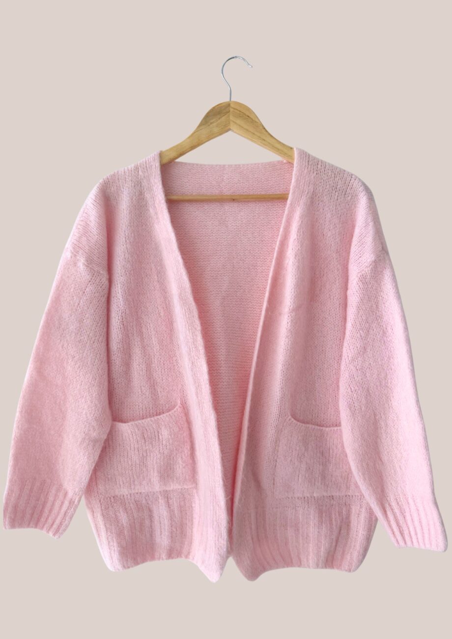 Gilet Gaelle de coloris rose poudré idéal pour femme senior. Sans boutons et manches longues - forESTIME