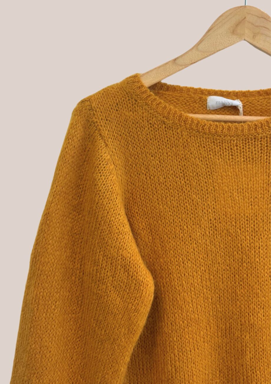 Zoom du pull Pascaline de coloris Jaune moutarde pour femme senior - forESTIME