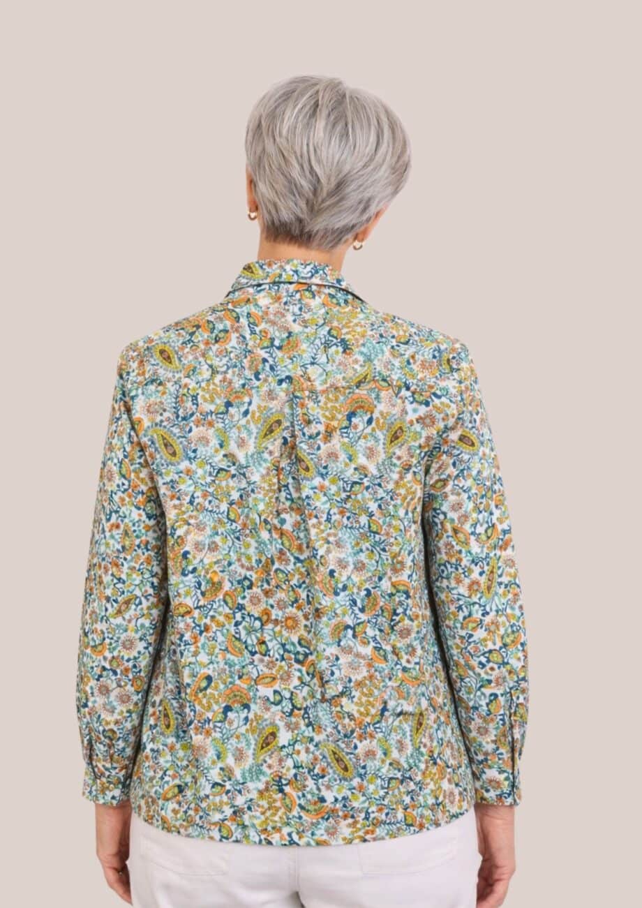 Chemisier Charlotte en coloris bleu et au motif cachemires, idéal pour une femme senior - forESTIME