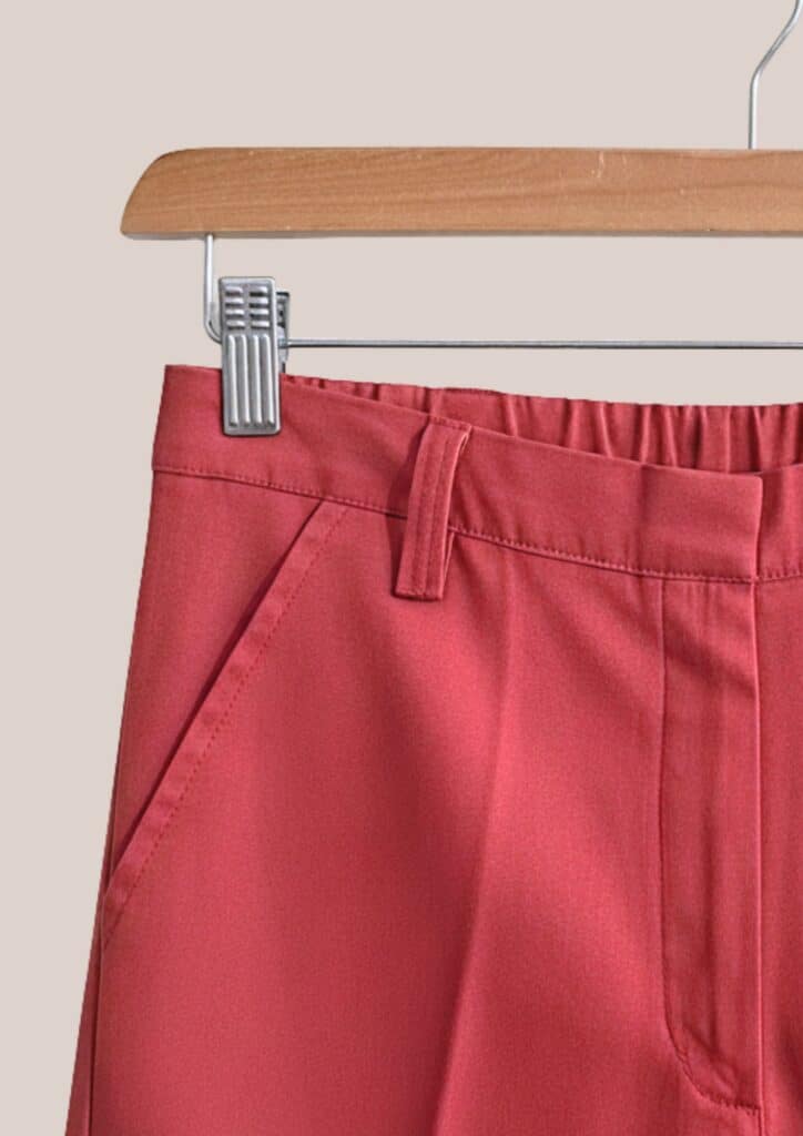 Zoom pantalon Pauline idéal pour femme senior. Coloris framboise - forESTIME