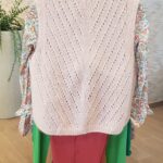 Dos de Chandail Galia sans manches boutonnées maille ajourée coloris rose poudré idéal pour seniors