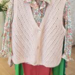 Chandail sans manches boutonnées maille ajourée coloris rose poudré idéal pour seniors