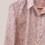 Zoom sur le chemisier Charlotte petites fleurs rose idéal femme senior - forESTIME