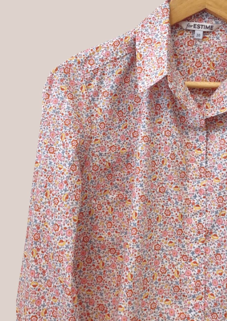 Zoom sur le chemisier Charlotte petites fleurs rose idéal femme senior - forESTIME