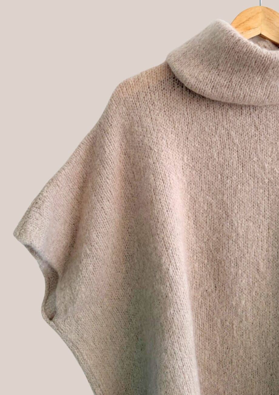 Pull beige Plume pour femme senior Col roulé - forESTIME