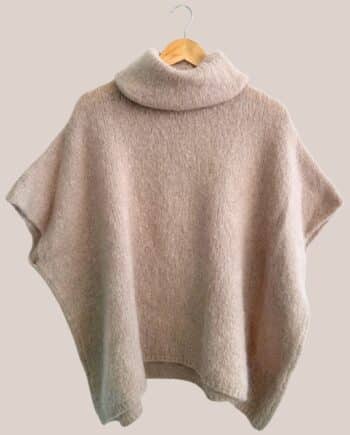 Pull plume col roulé, de coloris beige idéal pour femme senior - forESTIME