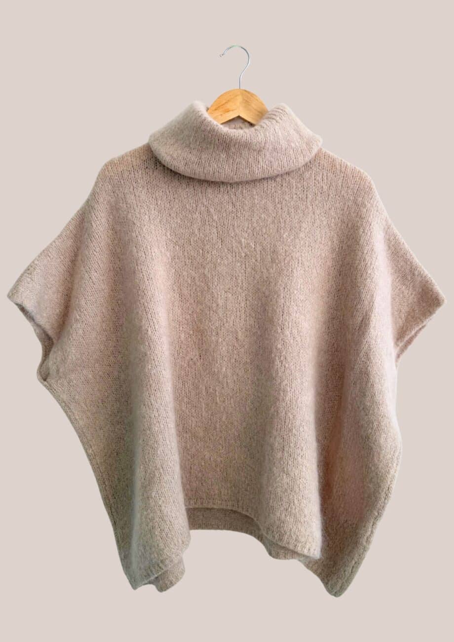 Pull plume col roulé, de coloris beige idéal pour femme senior - forESTIME