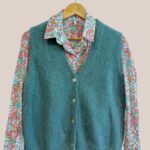 Gilet senior femme Gwendoline, vert céladon. Vue de face avec chemise - forESTIME