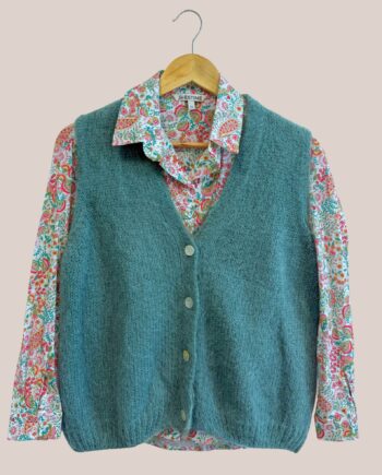 Gilet senior femme Gwendoline, vert céladon. Vue de face avec chemise - forESTIME