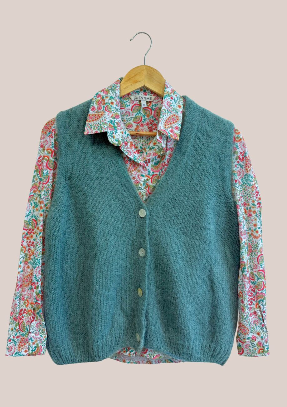 Gilet senior femme Gwendoline, vert céladon. Vue de face avec chemise - forESTIME