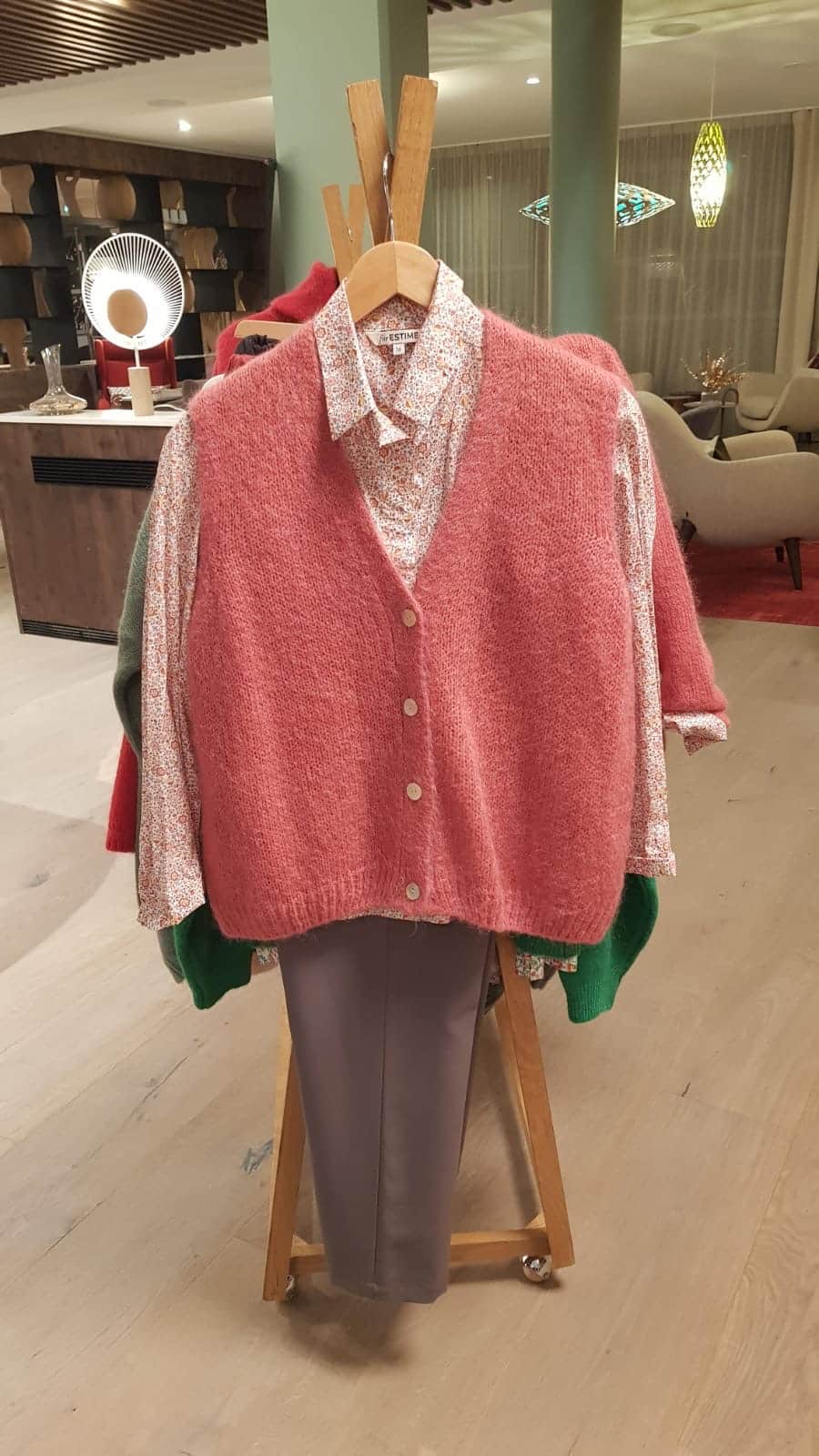 gilet gwendoline coloris rose thé sans manches boutonné col v