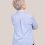 Chemisier Charlotte de dos, porter par une femme senior - forESTIME