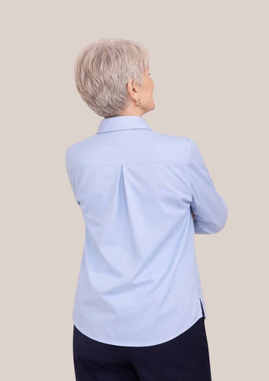 Chemisier Charlotte de dos, porter par une femme senior - forESTIME