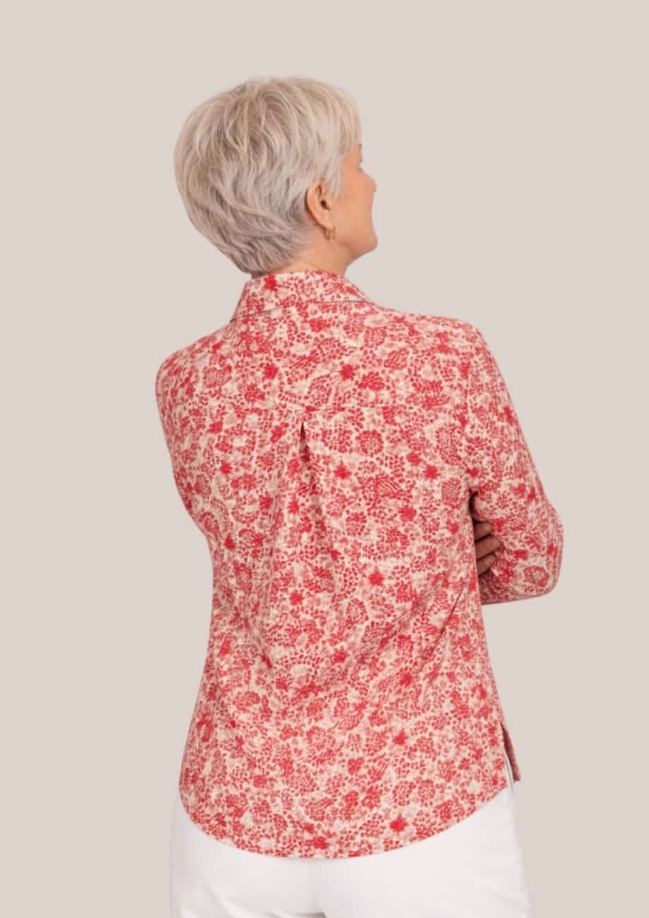 Femme senior vue de dos portant une chemise rose rouge à fermetures aimantées fabriquée en France - forESTIME