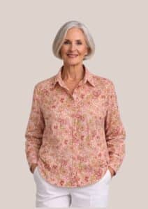 Chemise Charlotte pour seniors charlotte en imprimé fleurs rose saumon - forESTIME