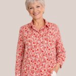 Femme senior portant une chemise rose rouge à fermetures aimantées fabriquée en France - forESTIME