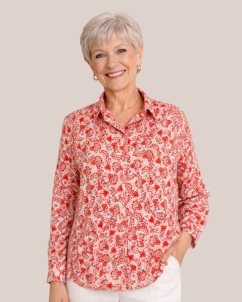Femme senior portant une chemise rose rouge à fermetures aimantées fabriquée en France - forESTIME