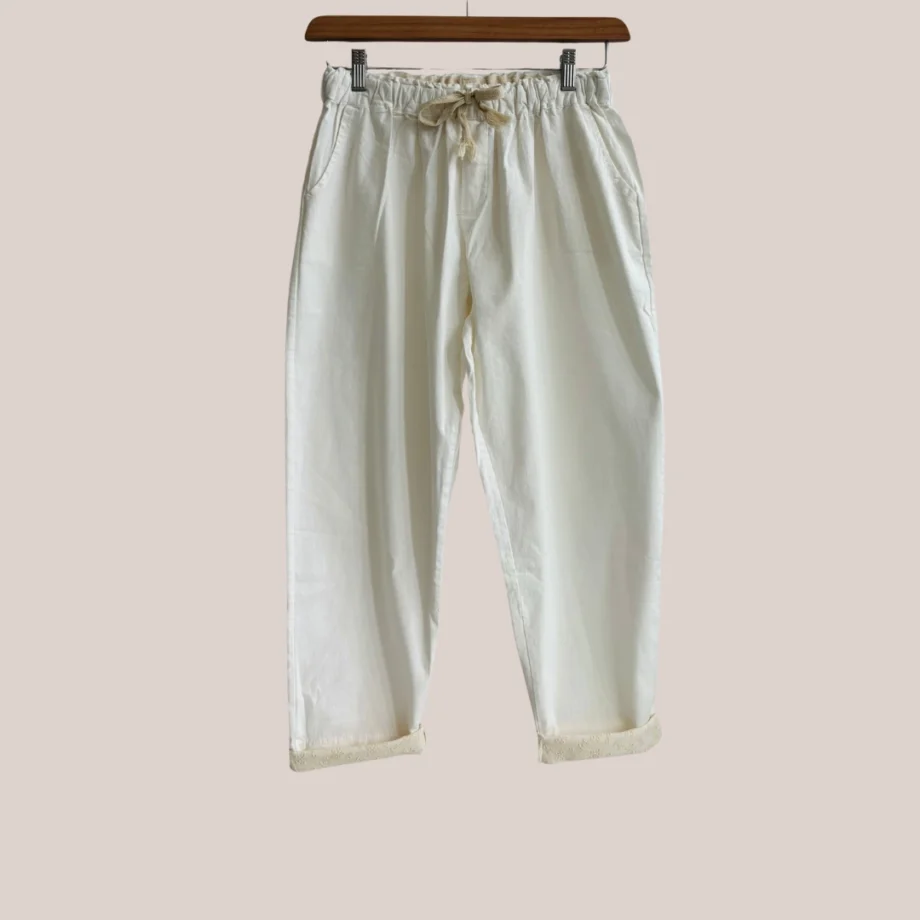 Pantalon léger coloris blanc cassé idéal pour le printemps