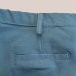 Poches arrières du pantalon Pauline bleu gris - forESTIME