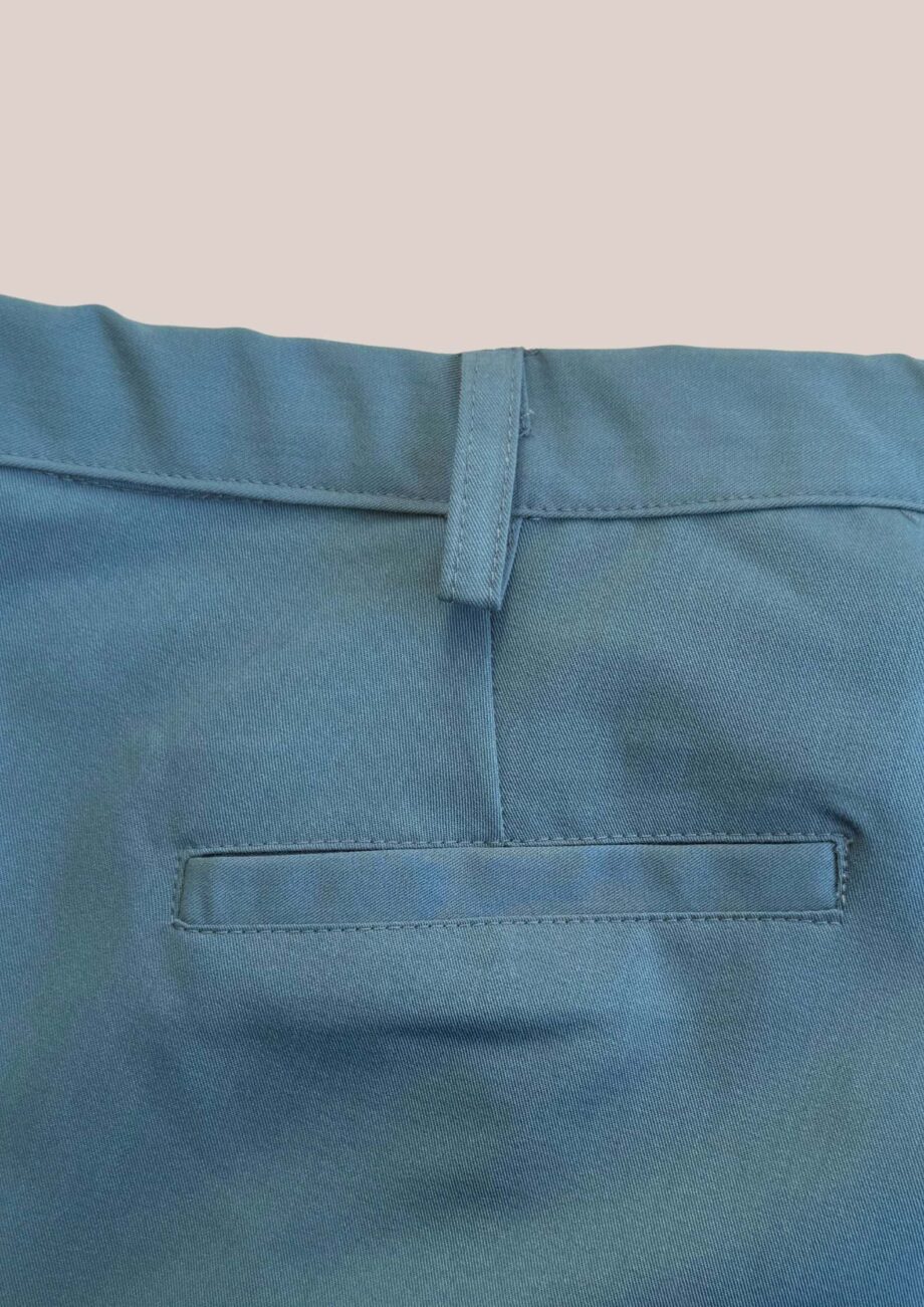 Poches arrières du pantalon Pauline bleu gris - forESTIME