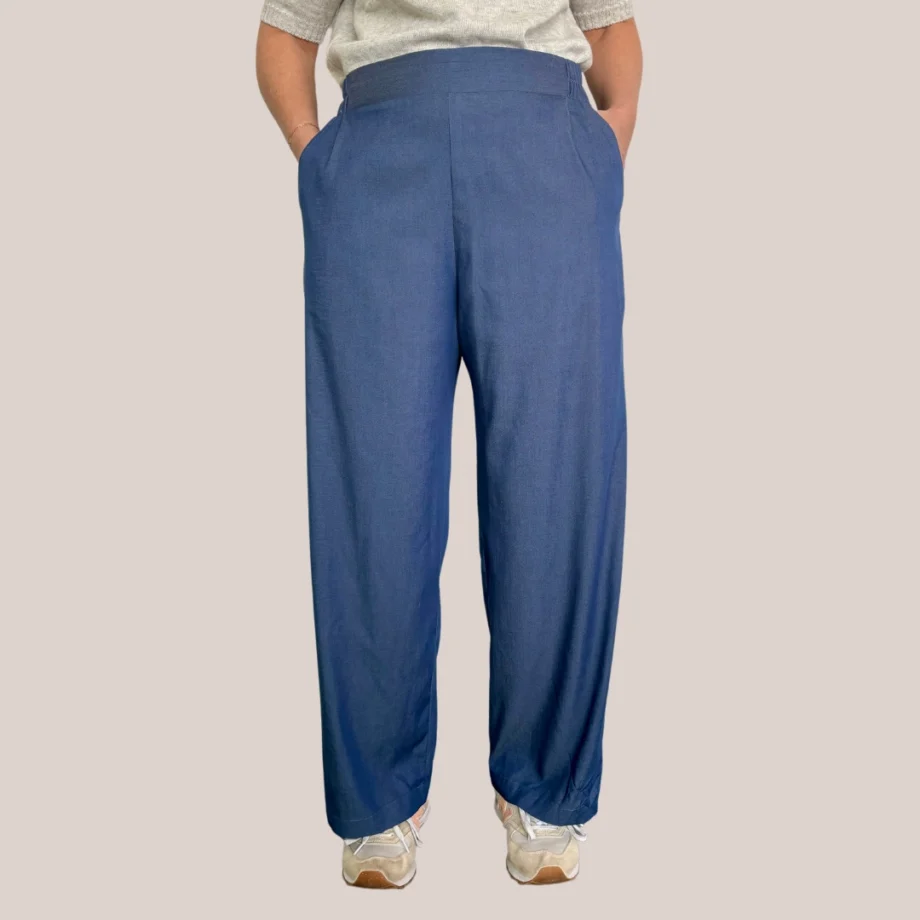 Pantalon philipine bleu denior, large et confortable, ceinture en tour de taille
