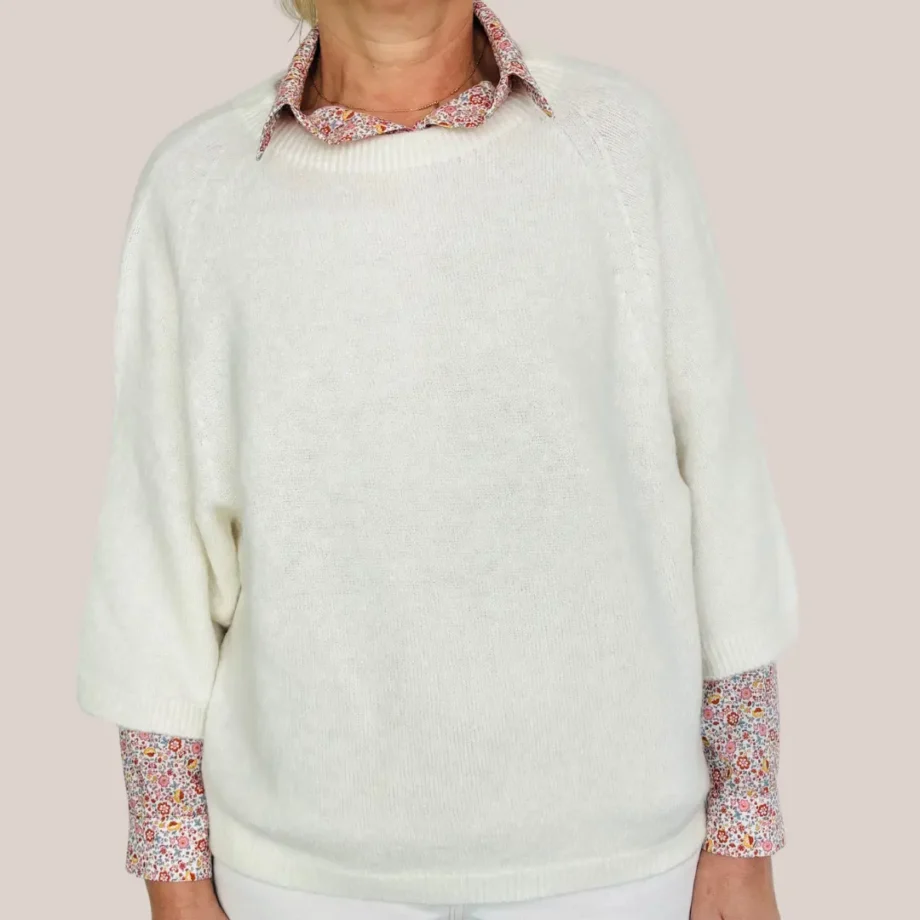 Pull qui tient chaud, coloris beige avec des manches 3/4, porté