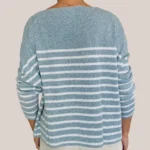 Pull confortable coloris bleu ciel à rayure blanche, manches longues vu de dos