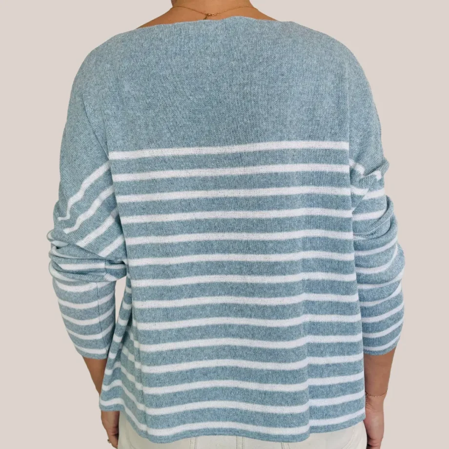 Pull confortable coloris bleu ciel à rayure blanche, manches longues vu de dos