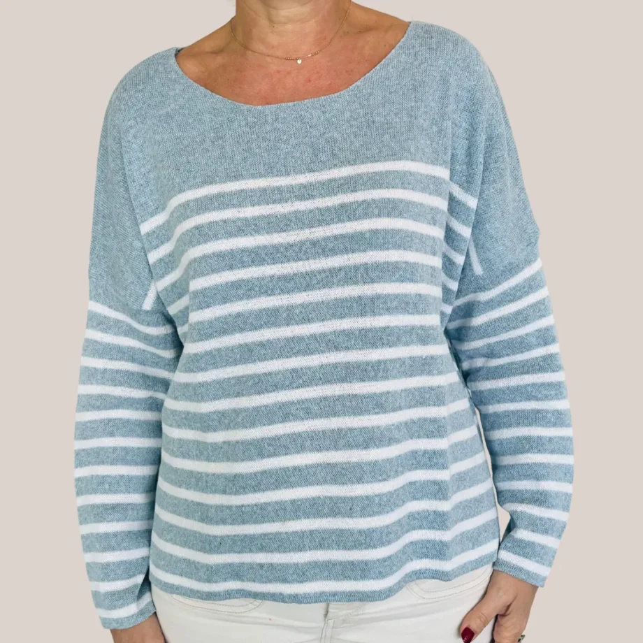 Pull confortable coloris bleu ciel à rayure blanche, manches longues