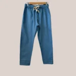 pantalon agréable avec la taille élastiquée, matière confortable, de coloris bleu