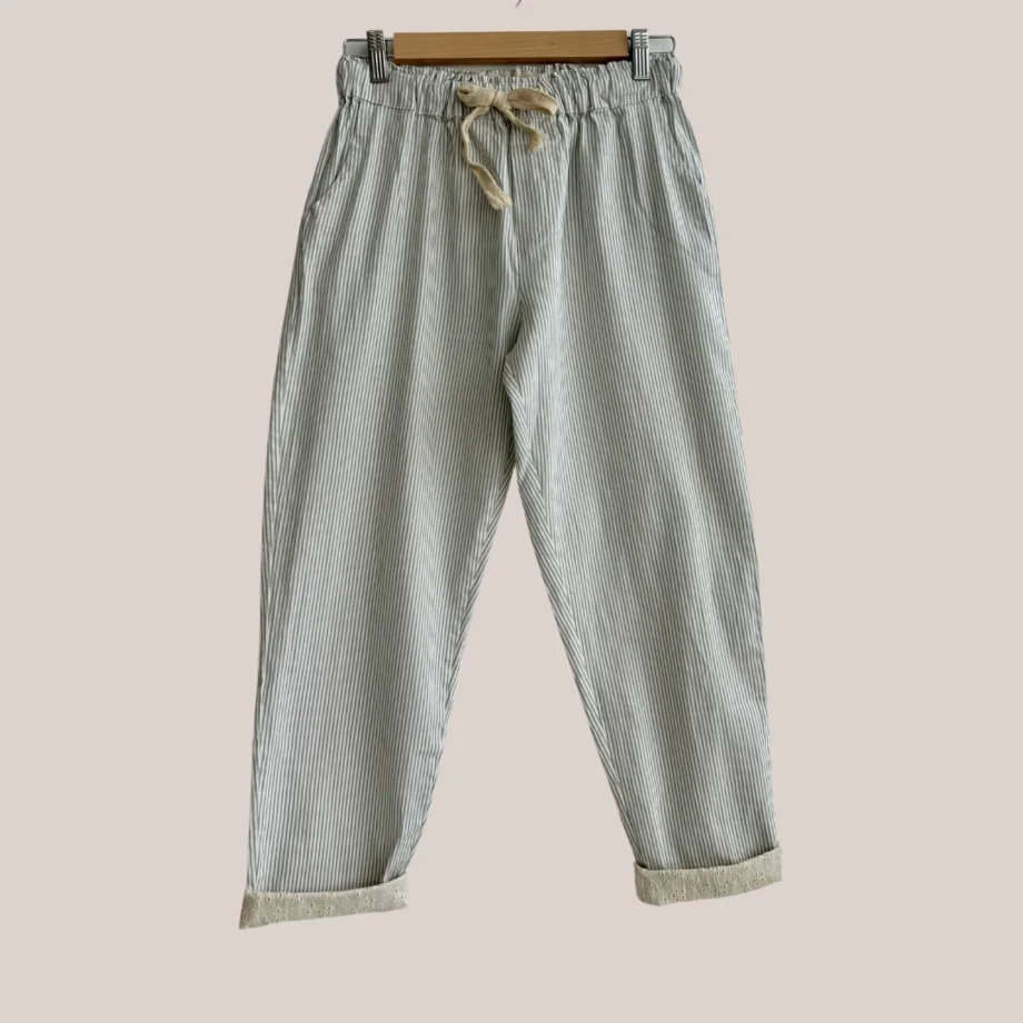 pantalon pour les personnes âgées avec une taille élastique coloris blanc gris rayé