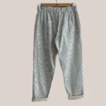 pantalon pour les personnes âgées avec une taille élastique coloris blanc gris rayé vu de dos