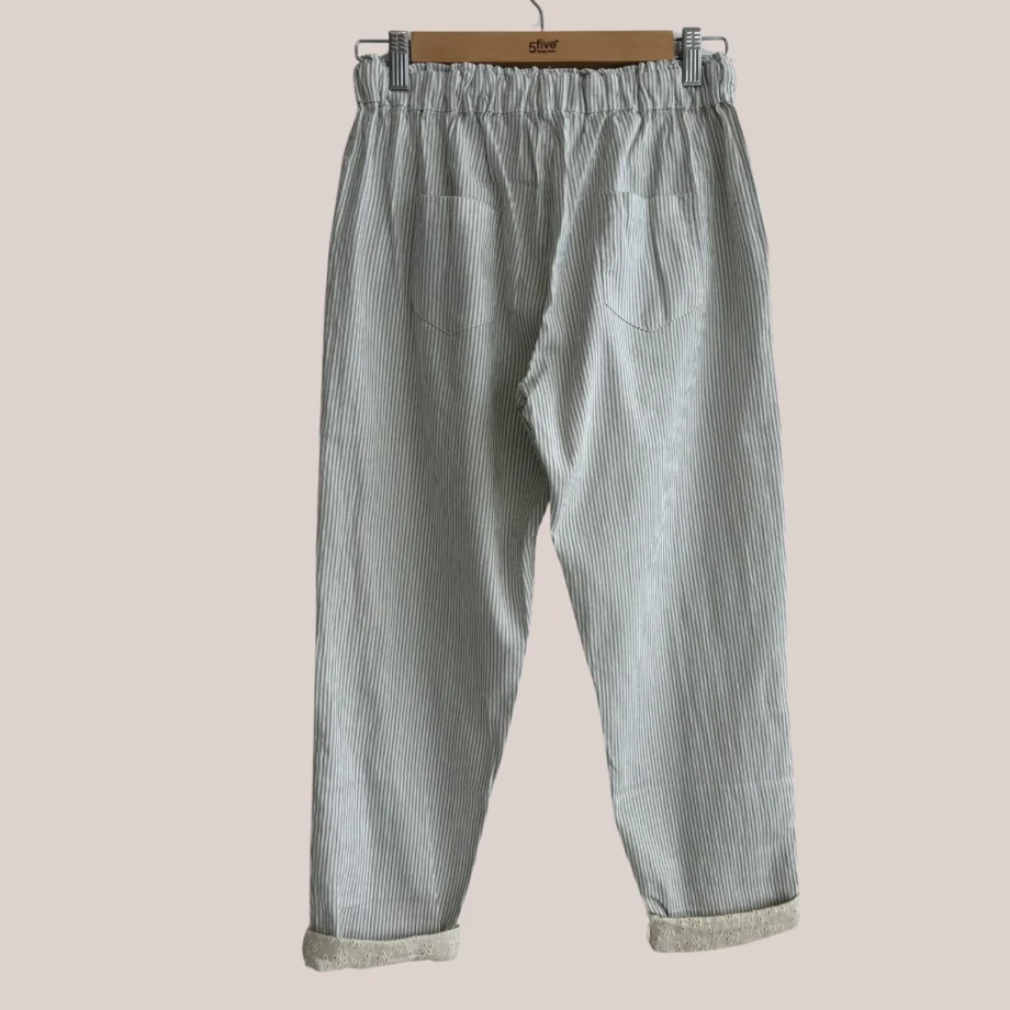 pantalon pour les personnes âgées avec une taille élastique coloris blanc gris rayé vu de dos
