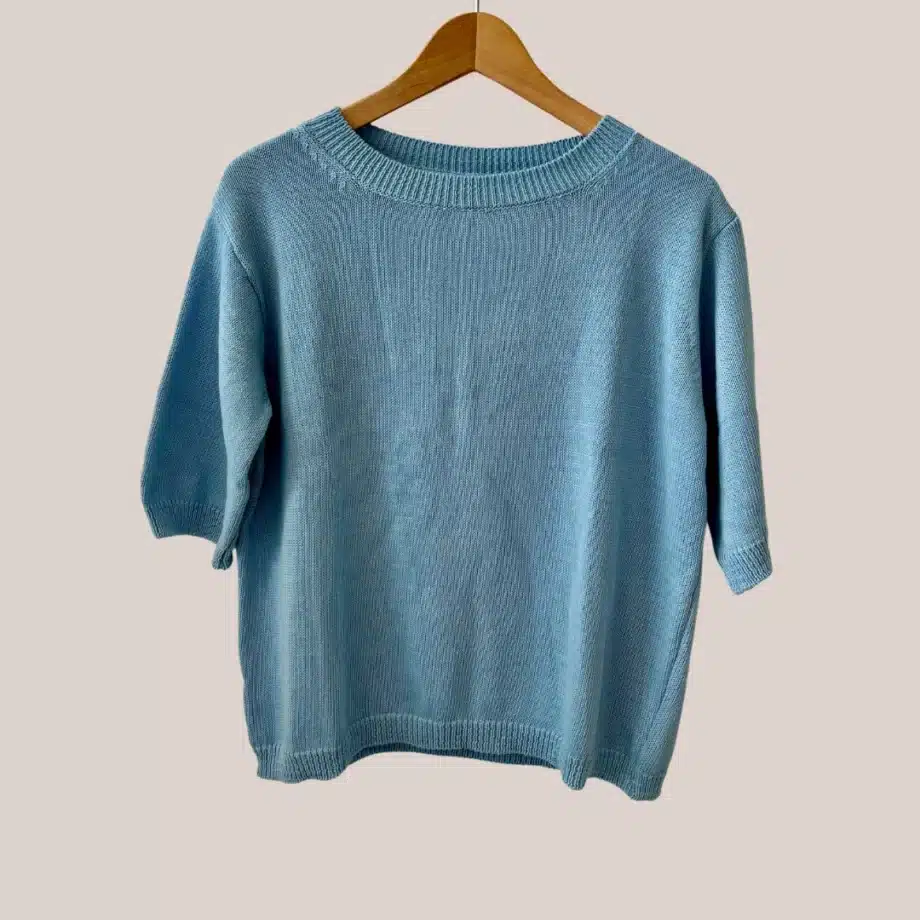 pull manche sous le coude de coloris bleu