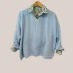 Pull à manches longues et avec un col V, tout doux, il tient chaud, de coloris bleu ciel