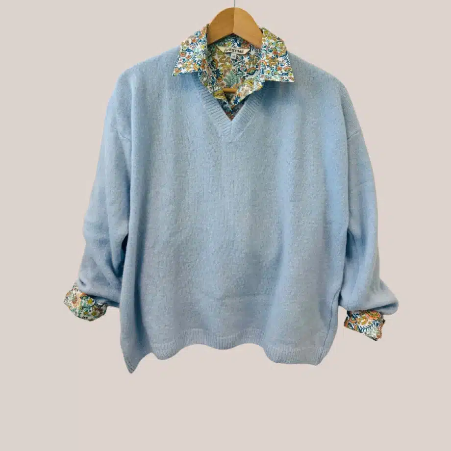 Pull à manches longues et avec un col V, tout doux, il tient chaud, de coloris bleu ciel