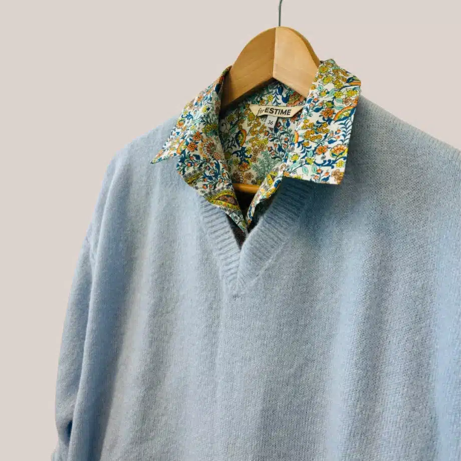 Pull à manches longues et avec un col V, tout doux, il tient chaud, de coloris bleu ciel