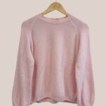 Pull Adélie rose poudré idéal pour femme senior avec boutons décoratifs sur les manches - forESTIME