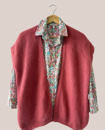 Gilet femme senior Gaby, coloris rose blush sans manches porté avec une chemise - forESTIME