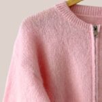 Gilet femme senior manches longues, de coloris rose poudré avec un zip sur le devant zoom- forESTIME