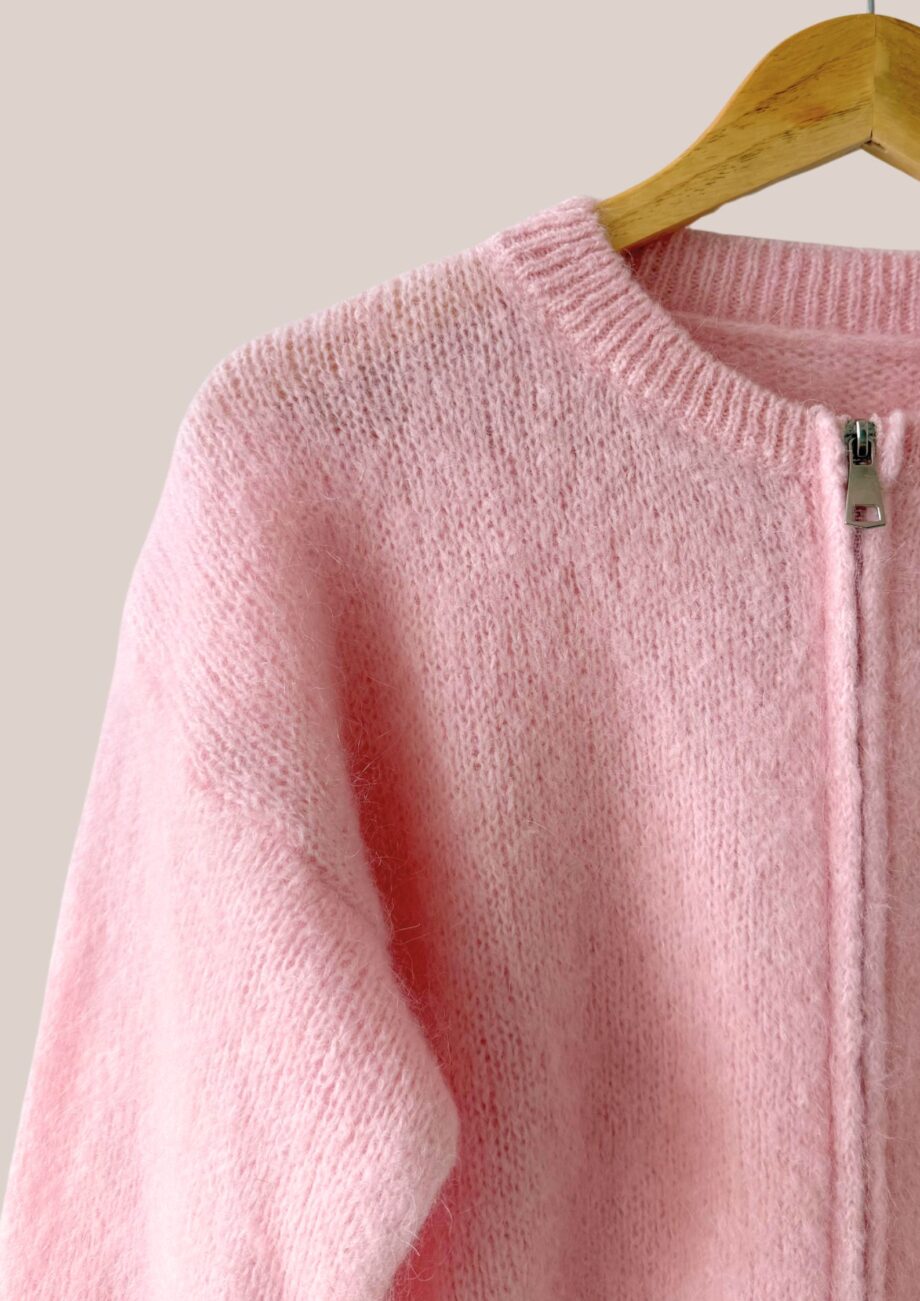 Gilet femme senior manches longues, de coloris rose poudré avec un zip sur le devant zoom- forESTIME