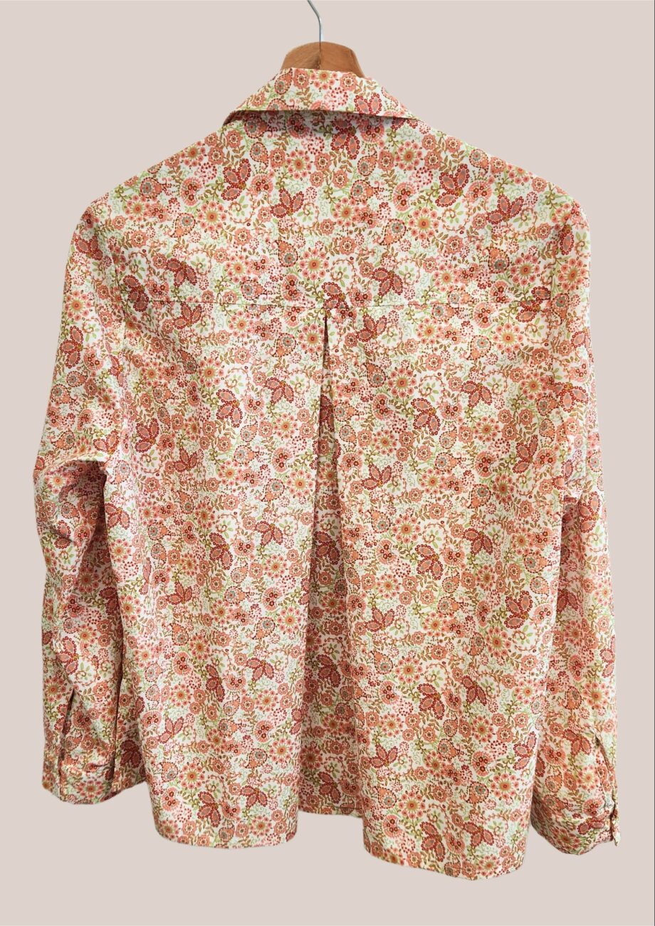 Chemisier pour personnes agées sans boutons fermé par aimant joli imprimé fleurs rose vert vue dos